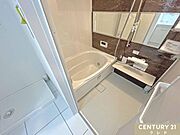 大理石調のアクセントパネルが上質な空間を演出。浴室乾燥暖房機能付きで、雨の日の洗濯物干しや冬場のヒートショック対策にも配慮した設計です。