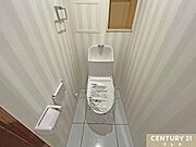 使い勝手の良い温水洗浄便座に、手洗い一体型タンクを備えたトイレに新規交換！棚収納もあり、ペーパー類や小物をすっきり片付けられます。