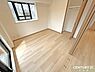 洋室：【洋室5.5帖】最も広いお部屋はご夫婦の主寝室におすすめ。仕切りを閉めれば個室、引き戸を開け放せばLDKと一体化した空間にもなります。