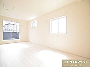 【洋室5.25帖＋5帖】計10.25帖の洋室は主寝室としても大活躍。3面採光で明るさをしっかり確保し、換気もしやすく過ごしやすいお部屋となっています。