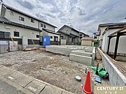 カースペースには並列3台の駐車が可能。ゆとりある44坪超の敷地では広いお庭も確保。お子様やペットと一緒に屋外での活動も楽しめます。