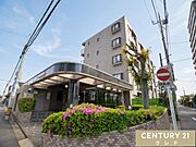 内装フルリフォーム実施。6.71坪の専用庭付き2SLDK。前面が駐車場で陽当りも良く、開放的な立地です。