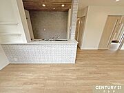 白いレンガ調カウンターと木目調の下がり天井が印象的な、カフェのようなおしゃれなキッチン。リビングを見渡せる対面式で、ご家族との会話も楽しみながら調理ができます。