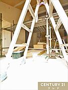 室内工事も着々と進んでいます。勾配天井×ポップアップ天井を採用したLDK17帖。完成が楽しみですね！