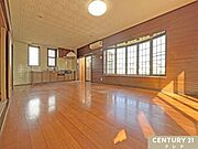 【LDK17帖】南向きで陽光がたっぷりと降り注ぐ、開放感あふれる空間。温かみのあるフローリングが空間に落ち着きをプラス。