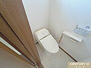すっきりとした見た目のタンクレストイレ。肌への負担に配慮し、快適な生活をサポートする温水洗浄機能付きです。窓があり、清潔な空間を保てます。