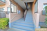 きれいに清掃が行き届いた共有部です。階段には手すりが設置されており、小さなお子様やご年配の方の上り下りも安心な配慮がされています。