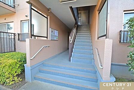 きれいに清掃が行き届いた共有部です。階段には手すりが設置されており、小さなお子様やご年配の方の上り下りも安心な配慮がされています。
