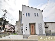 幼稚園まで徒歩2分と毎日の送迎もラクラク。小中学校へも徒歩10分圏内で、お子様の通学も安心の距離です。教育施設が身近に揃う、子育て世代に嬉しい住環境が魅力の物件です。