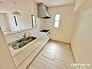 収納豊富なシステムキッチンは動線にゆとりを作り、住空間を広く確保。キッチンツールなどもすっきりと収納することができ毎日のお料理やお掃除も快適に行うことができます。