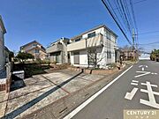 57坪のゆとりある敷地内には3台駐車可能なカースペース付き（車種による）来客時はもちろん、将来お子様が免許取得時に便利ですね。