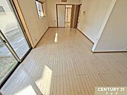 【LDK15.625帖】南面採光で一日中明るい空間を維持できます。家具の配置の自由度の高いロングタイプのリビングは動線も確保できます。