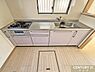 キッチン：収納豊富なシステムキッチンは動線にゆとりを作り、住空間を広く確保！キッチンツールなどもすっきりと収納することができ毎日のお料理やお掃除も快適に行うことができます。