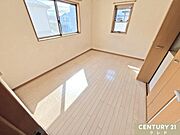 【洋室6帖】6帖はお子様の勉強部屋にも適した広さ！勉強机や本棚などの家具を置いてもフリースペースも確保することができます。