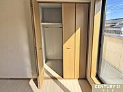 【洋室5.25帖】全居室収納付き！ライフスタイルの変化に対応させてお部屋を使うことができます。動線を確保することで掃除もしやすく新居での理想のお部屋作りを楽しめます。