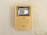 【TVモニター付きインターホン】玄関を開ける前に映像・音声で相手を確認でき、防犯面に配慮。お子様のお留守番や単身の方にも心強い設備です。リビングからワンタッチで応対できます。