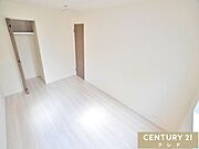 【洋室6.75帖】ゆとりある6.75帖の洋室は、ダブルベッドを置いても余裕があり主寝室にぴったりです。白を基調とした内装は、どんな家具とも相性が良く、お好みのインテリアを楽しめます。