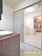 洗面室とランドリールームが分かれた設計。脱衣・入浴中に洗面台を使いたい場面でも、引き戸でしっかりプライバシーを確保。来客時も安心。