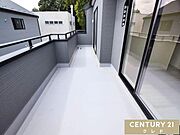 2つの部屋が繋がる南面バルコニー。洗濯物が乾きやすく、家事の時短にも貢献します。室内にも暖かな陽光を取り入れることができます。