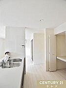キッチンのシンク下や背面などに収納が充実しており、キッチン周りをすっきりスタイリッシュにまとめられる設計。お料理や掃除もスムーズに行えます。
