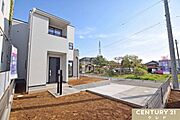 東武東上線・JR川越線の2沿線利用可能。「川越」駅からバス19分乗車後「下小坂」停歩1分。白×グレーのツートンカラーで、洗練された都市的な印象のお住まいです