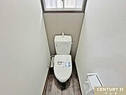 【ウォシュレットトイレ新規交換】直接肌の触れるトイレも新規交換しました。洗浄便座付きのトイレは様々な機能によって快適性も高まります。