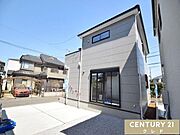 東武東上線「川越市」駅徒歩15分、JR川越線「西川越」駅徒歩13分。泉小学校まで徒歩5分で、お子様の通学も安心の距離です。教育施設が身近に揃う、子育て世代に嬉しい住環境が魅力の物件です。