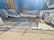 46坪の敷地の中に2WIC+SC+サービスルームを配した収納豊富な4LDKが建築中。カースペースには並列2台の車が駐車可能です。