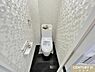 トイレ：肌への負担に配慮し、快適な生活をサポートする温水洗浄機能付トイレに交換。クロスや床材など細部までこだわった機能性とデザイン性を兼ね備えた空間。