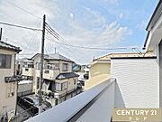お住まいバルコニーからの眺望です。陽当たりの良い住宅街エリアのバルコニーからは、晴れた日には青々と広がる空を眺めることができます。