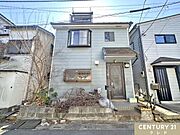 閑静に住宅街に佇む3階建て6DKです。全室6帖以上、6つの居室のあるl構成は、お子様が複数いるご家族や2世帯での生活を検討されている方にもおすすめです。