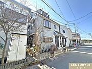玄関前には小さな植栽スペースがあり、気軽にガーデニングなどを楽しめる余地があり、好みに合わせた住まいにアレンジすることもできます。