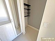 ベビーカーやアウトドア用品など、持ち込みたいものをそのまましまえる「土間収納」。玄関をいつでも美しくすっきりと保つことができます。