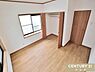子供部屋：【2階　洋室6帖】どんな家具にも合わせやすい、白と木目を基調としたナチュラルな空間。クローゼット完備で衣類や小物をすっきり収納可能。子ども部屋や書斎など、生活に合わせて多目的に使えます。