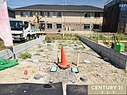 道路から奥まった旗竿地のため、人目が気になりにくく静かで落ち着いた住環境です。駐車場は全棟2台分確保。来客時はもちろん、将来お子様が免許取得時に便利ですね。