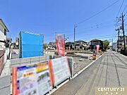 地盤調査を行った後に、家の面積と同じ大きさの基礎を作ることでしっかりと家を支えます。完成すれば地震に強い3LDKの新邸が建ちます。
