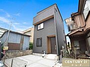モダン×スタイリッシュの3階建て。閑静な住宅街に位置しながら、スーパーや日常のお買い物に必要な施設が徒歩圏内に揃う、暮らしやすい環境です。