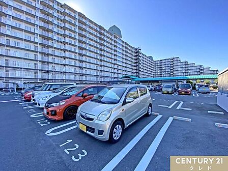 敷地内に平面駐車場有り（月額7000円）空き状況や車サイズの制限もありますので、ご希望の場合はお気軽にご確認ください。