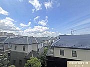 バルコニーからの眺望です。晴れた日には青空が広がり、心地よい風に包まれながら、ゆったりとした時間をお過ごしいただけます。