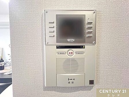 【TVモニター付きインターフォン】 来訪者の姿を室内のモニターで確認できる安心の設備。セールスなどの対応を控えたいときや、お子様のお留守番時にも心強い機能です。