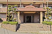 【オートロック付きエントランス】防犯対策としても効果的なオートロック機能付きのエントランスです。自宅と建物入口の2カ所でしっかりと対策できます。その他設備もお気軽にお問い合わせください。