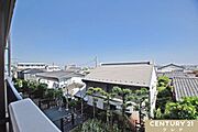 お住まいバルコニーからの眺望です。陽当たりの良い住宅街エリアのバルコニーからは、晴れた日には青々と広がる空を眺めることができます。