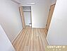 洋室：【洋室4帖　南東側】スマートな室内は多様な用途に柔軟に対応できる点が魅力。書斎やワークスペースなどに活用できる使い勝手の良いスペースです。