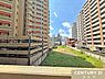 その他：両側に高層マンションが建っていますが、正面に向かって空が大きく抜けており、2階という低層階にもかかわらず圧迫感の少ない眺望となっています。