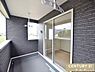 バルコニー：陽光がたっぷり差し込む南向きのインナーバルコニー。屋根付きなので急な雨にも慌てることなく、安心して洗濯物を干すことができます。