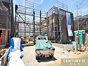 新宿小学校まで徒歩7分。お子様も無理なく通える安心の距離感で、子育て世帯にうれしいロケーション。朝ゆったりと余裕を持った時間を確保できるのも嬉しいですね。
