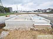 地盤調査を行った後に、家の面積と同じ大きさの基礎を作ることでゆとりの洋室とフレキシブルに使える和室の4LDKの新邸をしっかりと支えます。