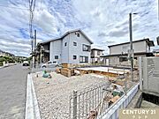 前面道路は幅5.2ｍ、閑静な住宅街エリアに位置するため陽当たりも良好。スムーズな運転や駐車が可能です。
