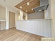 木目調の天井と白いレンガ調のカウンターがお洒落な、カフェ風の対面式キッチン。リビングにいるご家族と会話を楽しみながらお料理ができます。