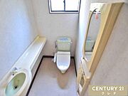 使い勝手の良い温水洗浄便座付きトイレ。手洗い器が独立して設けられており、来客時も気兼ねなく案内できます。